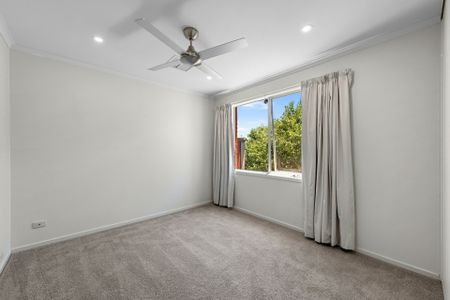 Low Maintenance 3 Bedroom Townhouse in Prime Location - Photo 4