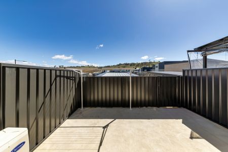 Modern Two Bedroom House - Photo 3