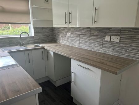 2 bedroom ground floor flat to rent - Photo 2