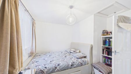 Burdock Close, Lightwater, Surrey, GU18 - Photo 2