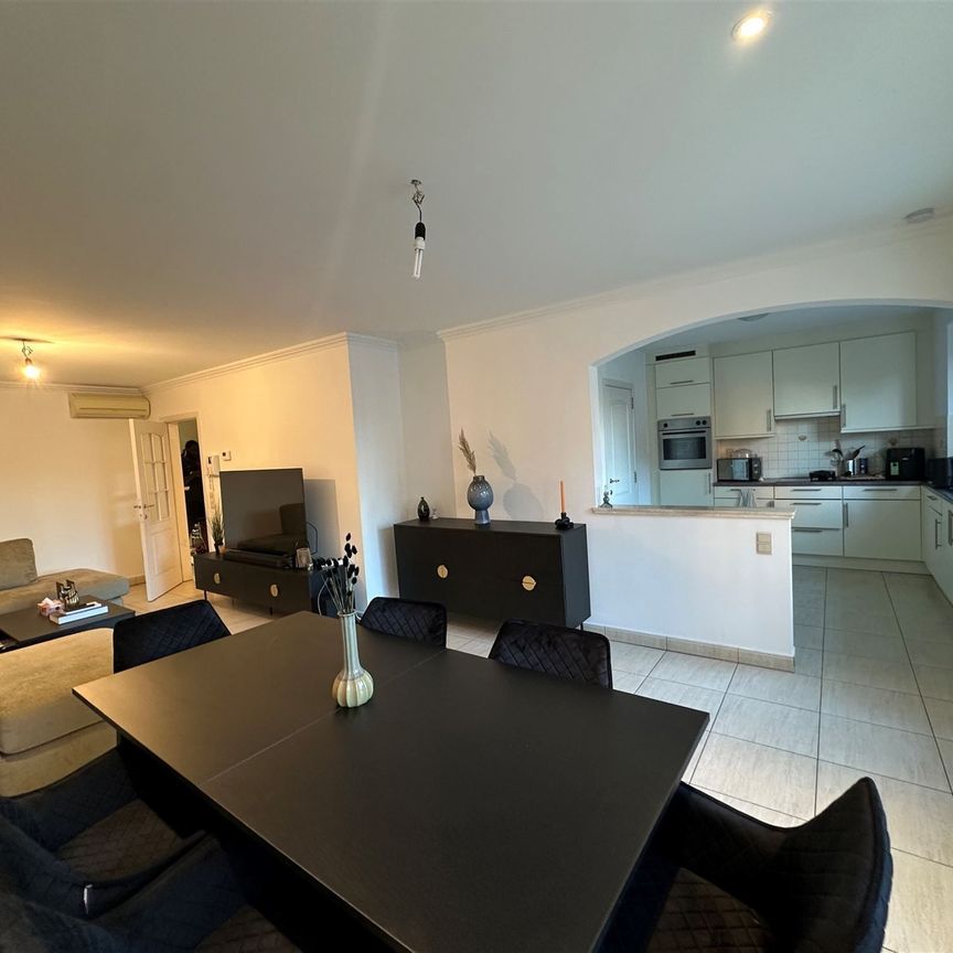 Ruim appartement met twee slaapkamers en groot terras te huur. - Photo 1