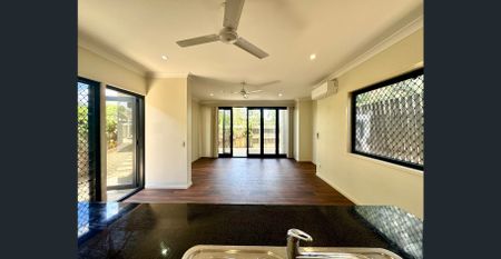 PRICE DROP!!! PREMIUM 3 BEDROOM / 3 BATHROOM FREESTANDING TOWNHOUSE – PERFECT CORPORATE ACCOMMODATION - Photo 2