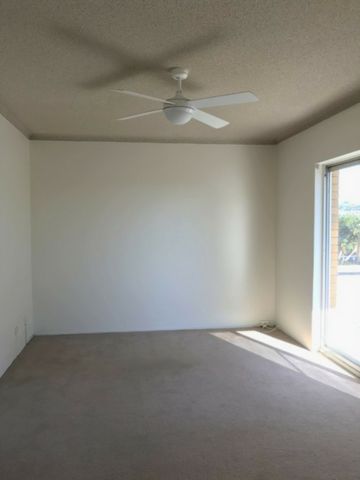 Sunny 2 bed Beachside Apartment - Photo 5