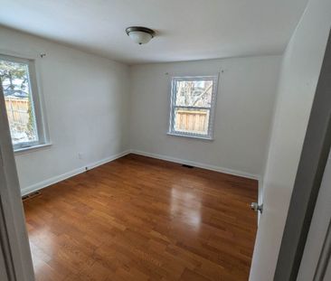 For Lease - 345 Centre Street, Richmond Hill, Ontario - Photo 2