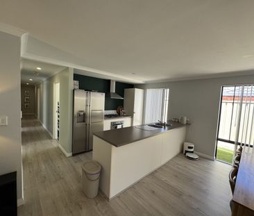 Comfortable Low Maintenance Living 3 Bedrooms, Double Garage & Larg... - Photo 6