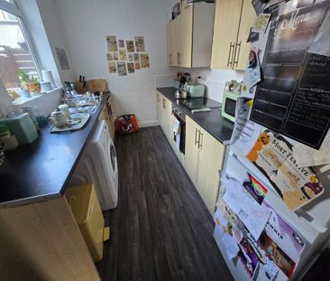 2 bedroom end of terrace house to rent - Photo 5