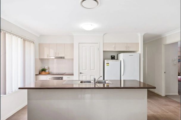 Modern and spacious family home! - Photo 1