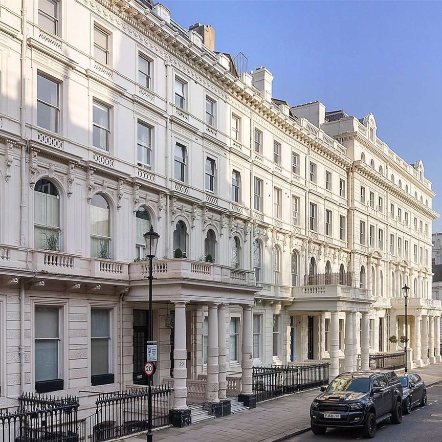 A superb two bedroom apartment in a period building at Lancaster Gate with lift access - Photo 1