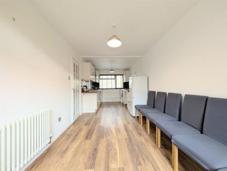 4 bedroom end of terrace house to rent - Photo 2