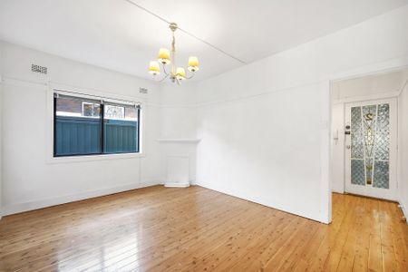 6 MONTH LEASE ONLY! OVERSIZED ONE BEDROOM APARTMENT IN AN ART DECO BLOCK - Photo 2