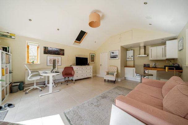 5 bedroom detached house to rent - Photo 1