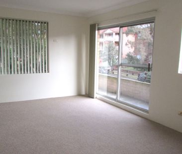 Renovated 2 Bedroom Apartment with lock up garage - Photo 5