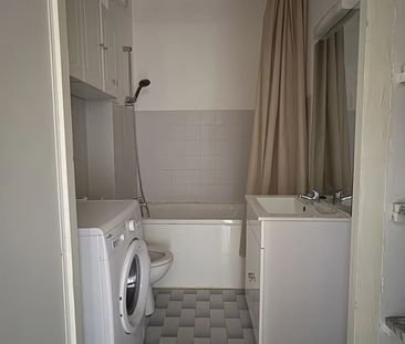 Location Appartement 1 pièce 30m² MARSEILLE 8ème - Photo 2