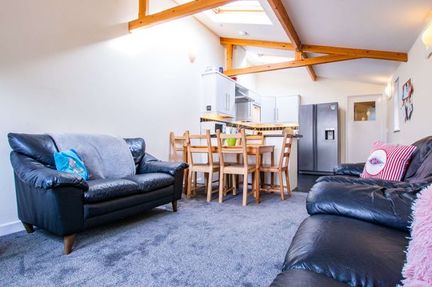 An architecturally designed, spacious six bed property. - Photo 1