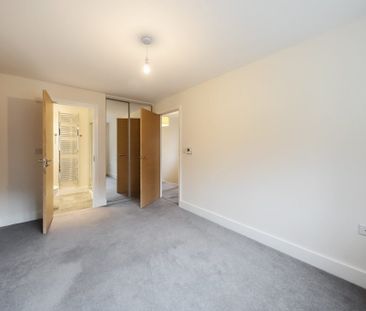 3 Bedroom House - Rowden Way, Alton - Photo 3