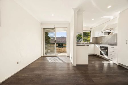 Top floor corner apartment with leafy views - Photo 3