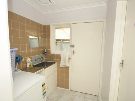 THREE BEDROOMS HOUSE IN CENTRAL SPRINGVALE - Photo 3