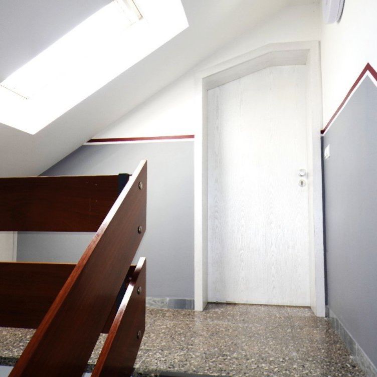 Gepflegte ca. 89 m² große DG-Wohnung mit großem Wohn-/Esszimmer, Tageslichtbad und PKW-Stellplatz - Foto 1