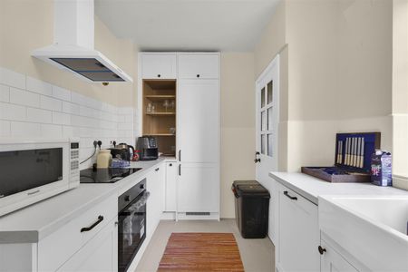 Highlands Heath, Putney - Photo 4