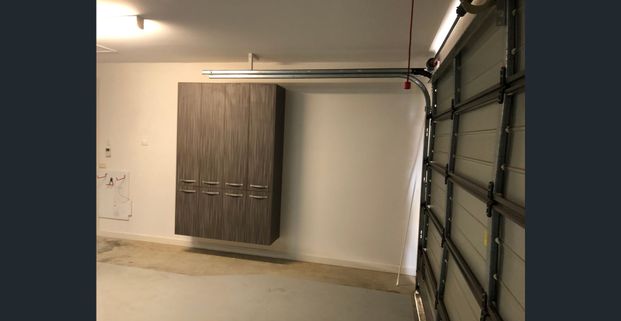 SINGLE STOREY 3 BEROOM FAMILY HOME & DOUBLE GARAGE & SOLAR PANEL SYSTEM & TWO LIVING AREAS & ALFRESCO - Photo 1