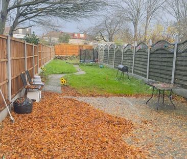 3 Bed Terraced House, Whites Avenue, IG2 - Photo 5