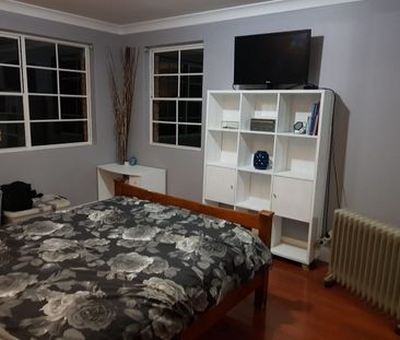 Spacious 3 Bed Apartment with Views in an Ultra-Convenient Location - Photo 5