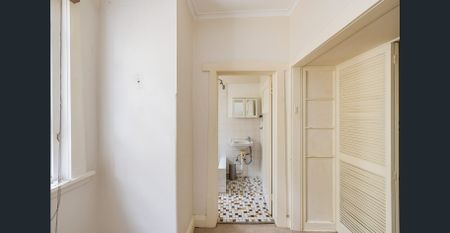 Renovated, sunlit top-floor home in garden complex Palm Court - Photo 2