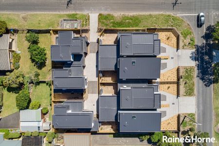 Sleek and Close to the Beach - Photo 3