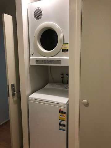 Large 4 Bedroom Apartment - Photo 5