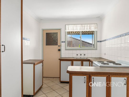 3 BEDROOM NOWRA UNIT - CLOSE TO CBD WITH GARAGE ACCESS - Photo 1