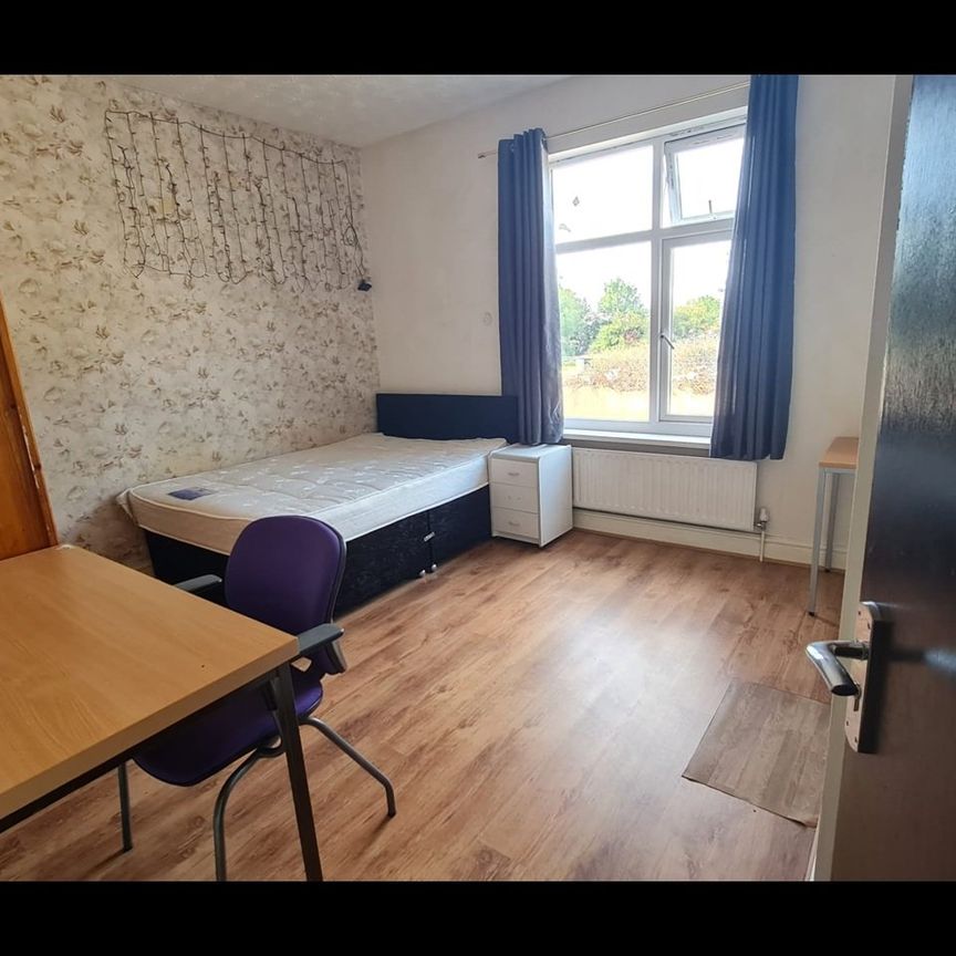 4 Bed Terraced House, Boundary Road, LE2 - Photo 1