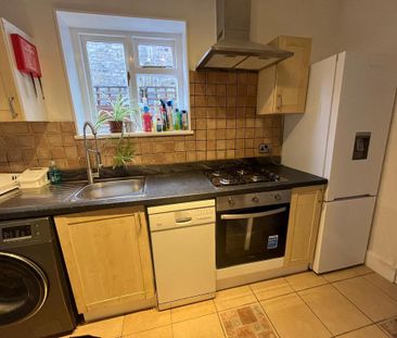 4 bedroom end of terrace house to rent - Photo 4