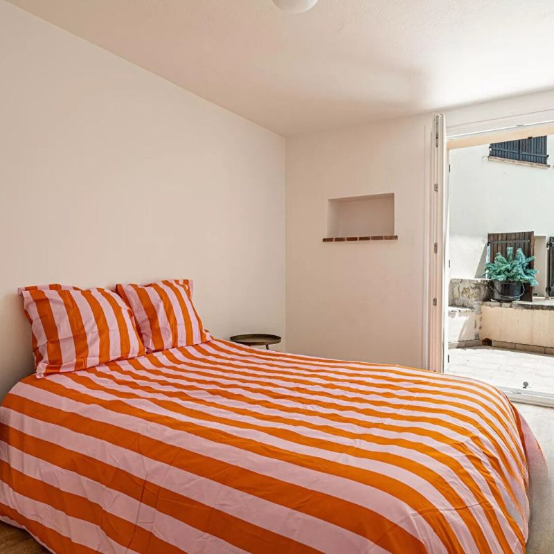 Charmant T2 avec terrasse, meublé et entièrement rénové - Photo 1