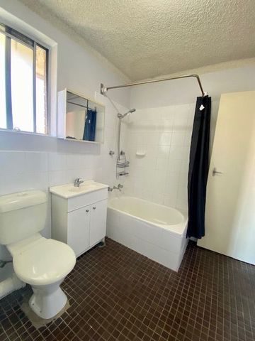SPACIOUS 2 BEDROOM UNIT - Photo 2