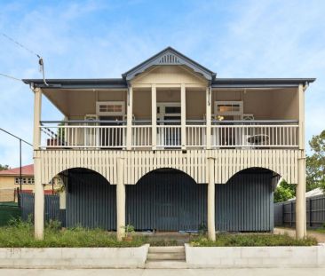 Spacious Dual-Level Family Home with 6 Bedrooms – Newly Renovated D... - Photo 2