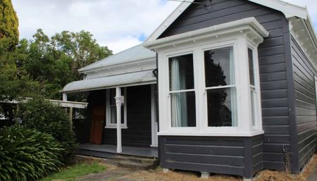 Large Villa with fully fenced backyard! - Photo 5