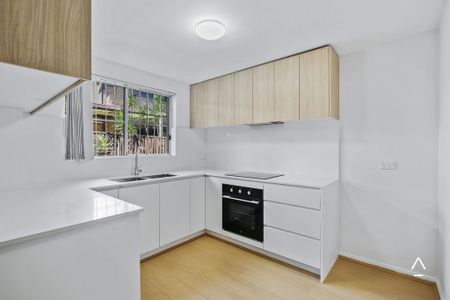 Modern and fully renovated 3-Bedroom Townhouse - Photo 5