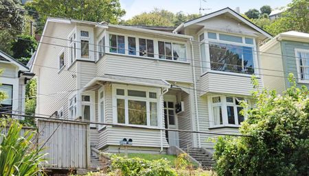 Super spacious downstairs 5-bedroom flat - Photo 4