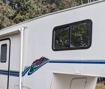 RV Fifth Wheel - Photo 1