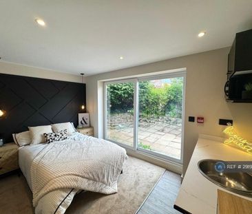 1 bedroom in a house share to rent - Photo 2