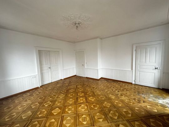 Bright and large 4-room apartment in the heart of Porrentruy - 2nd floor - Photo 1