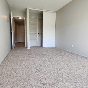 2nd Floor: 208 Thunderbird Apt: 1bd, 1 bath - Photo 1