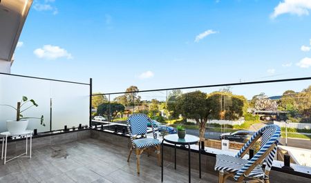 3 Bedroom Townhouse with Own Street Front and solar power - Photo 4