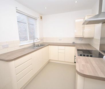 2 bedroom terraced house to rent - Photo 4