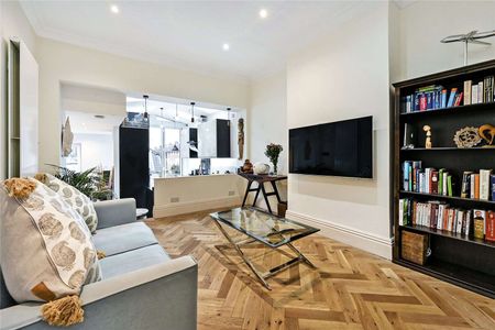 A brilliant two bedroom apartment on the Fulham Road close to all the local amenities. - Photo 5