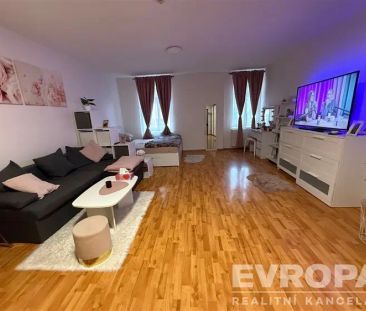 Pronájem zařízeného bytu 1+kk Liberec, ulice Chrastavská - Photo 1