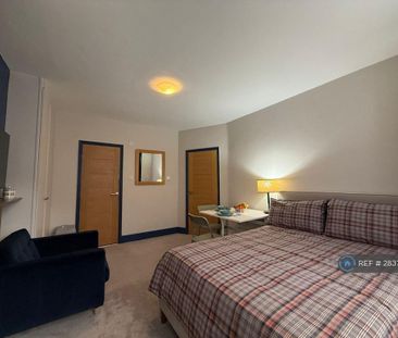 1 bedroom in a flat share to rent - Photo 5