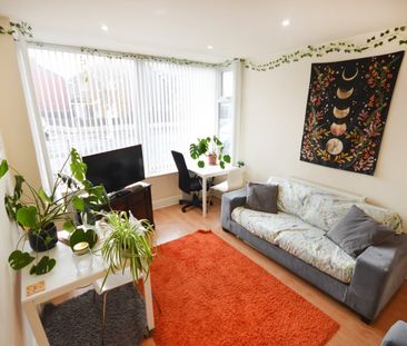 4 Bed Terraced House, Gerald Road, M6 - Photo 2