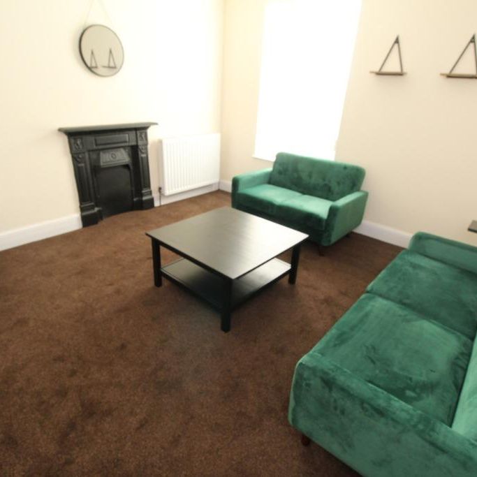 4 bedroom flat to rent - Photo 1