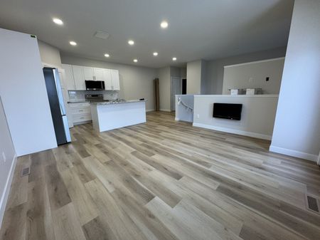 Brand New 3 Bedroom Triplex - Ready for it's First Tenants!! - Photo 4